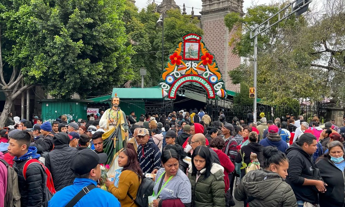 Fervor. Con representaciones a escala y acompañados por sus familias, los devotos desbordaron la avenida Hidalgo para bendecir sus figuras de yeso y cumplir sus mandas por los milagros concedidos a lo largo del año.