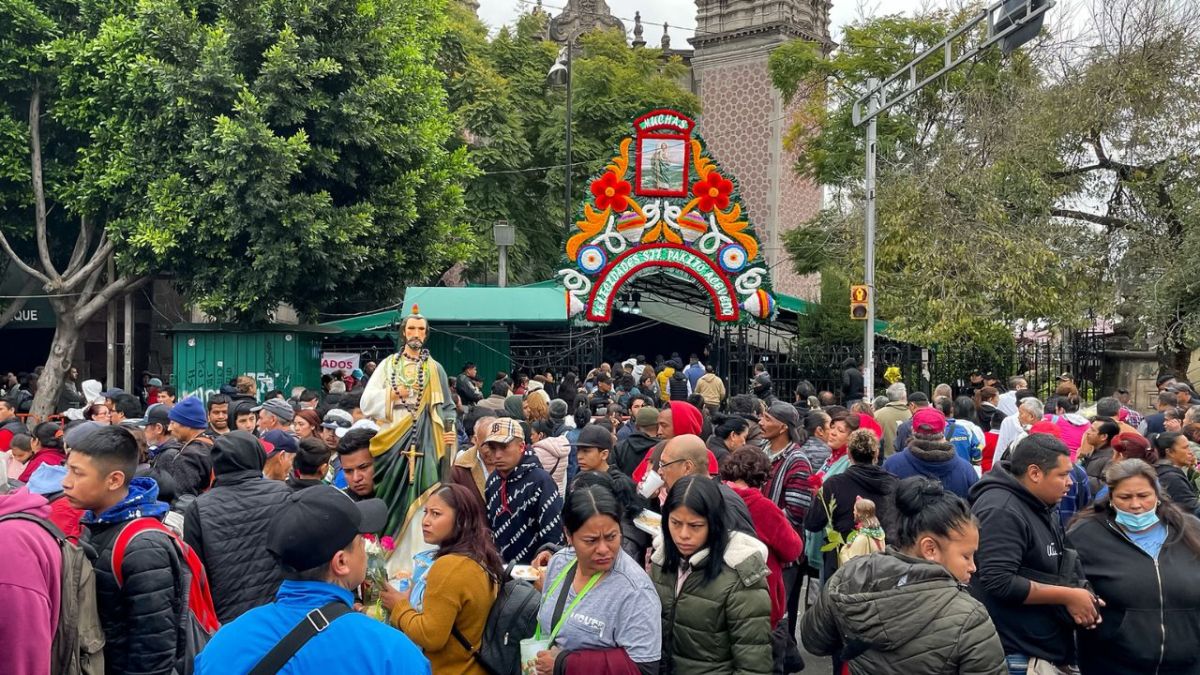 Fervor. Con representaciones a escala y acompañados por sus familias, los devotos desbordaron la avenida Hidalgo para bendecir sus figuras de yeso y cumplir sus mandas por los milagros concedidos a lo largo del año.