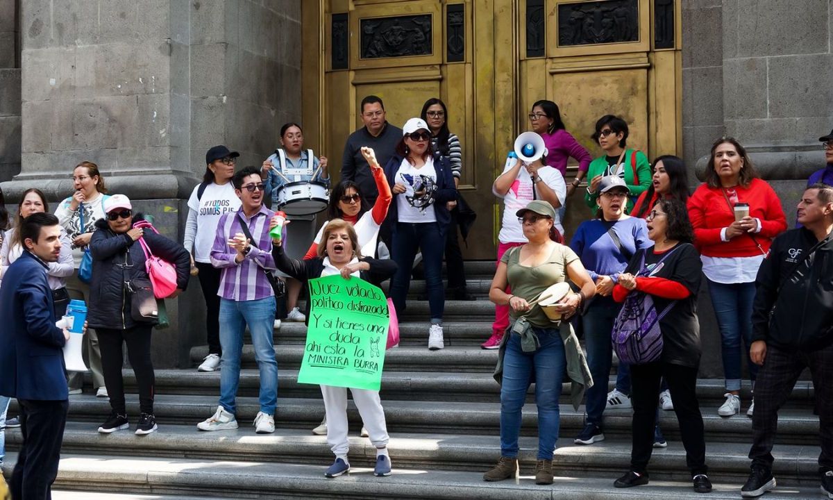 Resistencia. Ayer, trabajadores del Poder Judicial se manifestaron a las afueras de la Suprema Corte en contra de la elección de jueces y magistrados. 