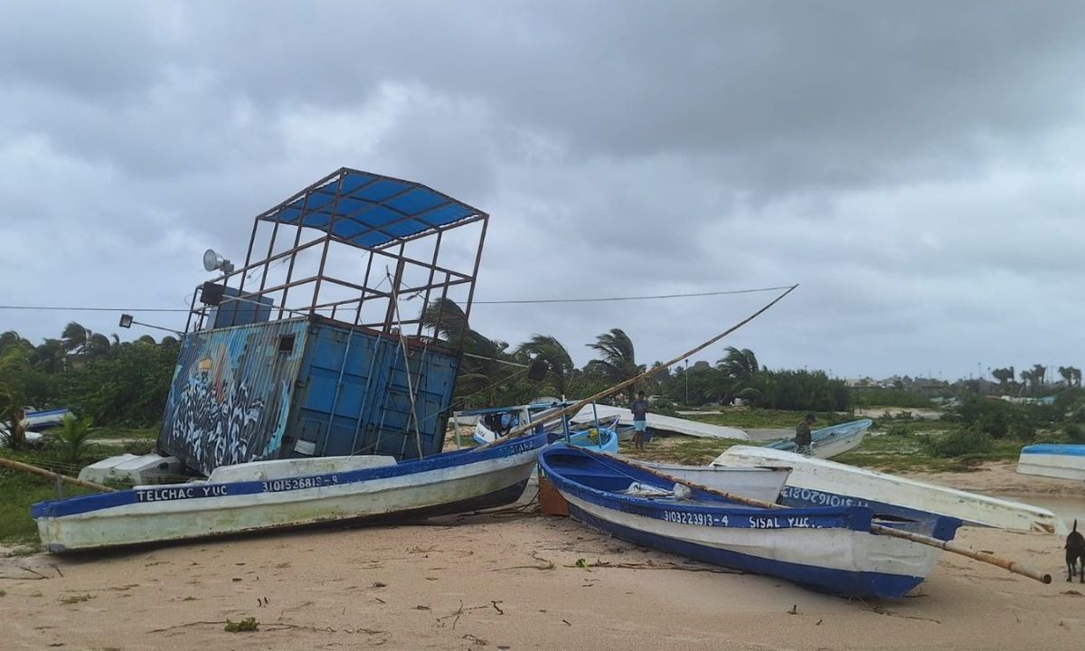 HURACÁN. El puerto yucateco de Progreso reporta daños económicos millonarios por los daños y los 2 días en que los comercios tuvieron que cerrar.