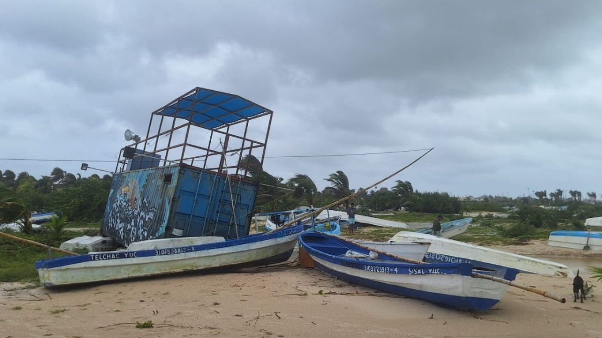 HURACÁN. El puerto yucateco de Progreso reporta daños económicos millonarios por los daños y los 2 días en que los comercios tuvieron que cerrar.