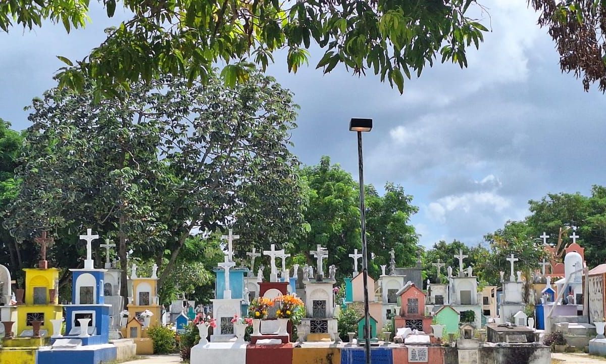 PREPARATIVOS. Flores, dulces, juguetes y globos son los presentes que los meridianos llevan a las tumbas para recibir a sus familiares muertos.