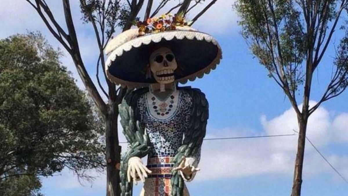 MORELIA. La tradición del Día de Muertos cobra vida en esta localidad de la capital michoacana, para beneplácito de turistas y locales.