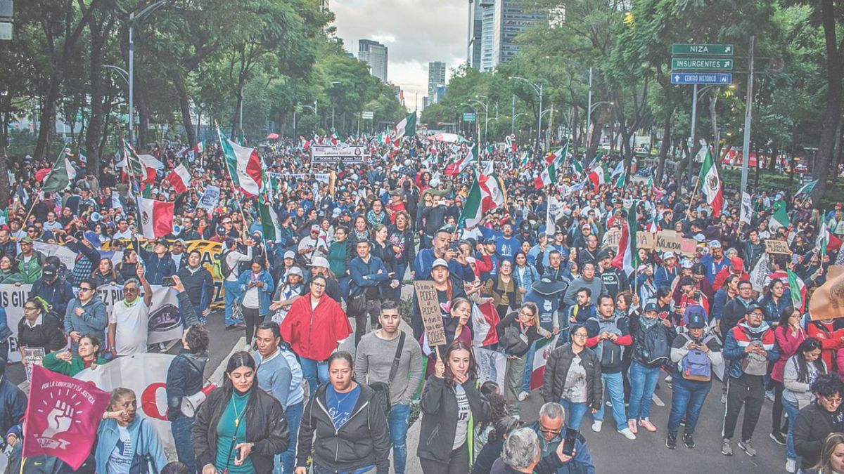 Marcha. Los manifestantes exigieron “respeto a la democracia” con banderas en mano.