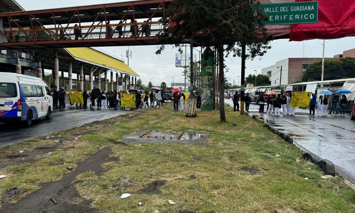 RECLAMO. Los trabajadores del hospital de zona número 196 de Ecatepec exigieron justicia para su compañero y más seguridad en la zona.