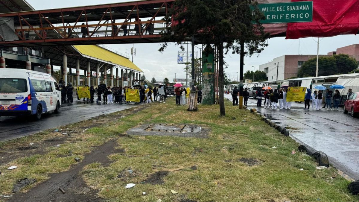 RECLAMO. Los trabajadores del hospital de zona número 196 de Ecatepec exigieron justicia para su compañero y más seguridad en la zona.