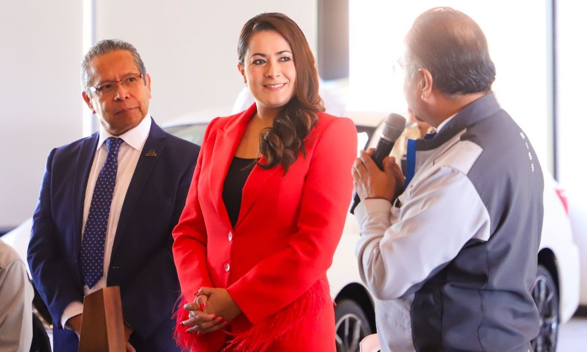 ENCUENTRO. La gobernadora Tere Jiménez Esquivel recibió un reconocimiento por el apoyo que brinda a los industriales.