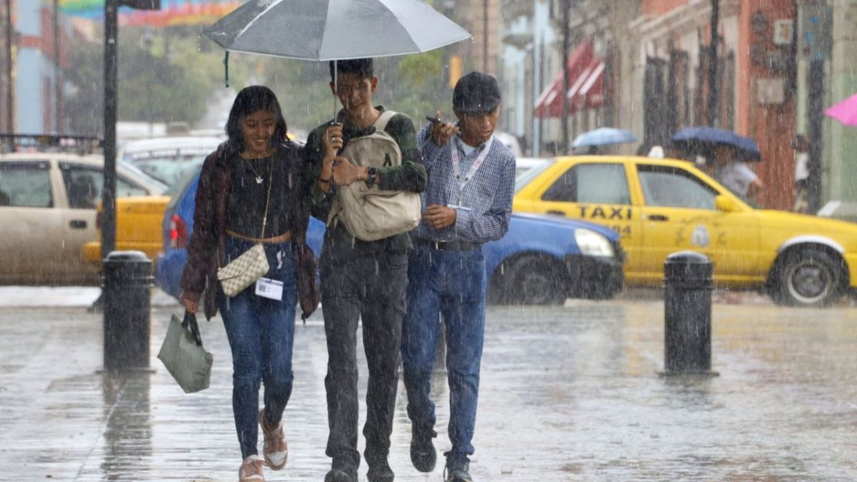 PARAGUAS. Se han registrado lluvias constantes en la capital de Oaxaca.