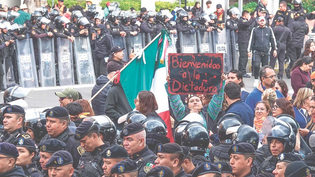 Movilización. Los trabajadores del PJ fueron encapsulados por la Secretaría de Seguridad Ciudadana para resguardar la Cámara de Diputados, en donde más tarde rindió protesta Claudia Sheinbaum.