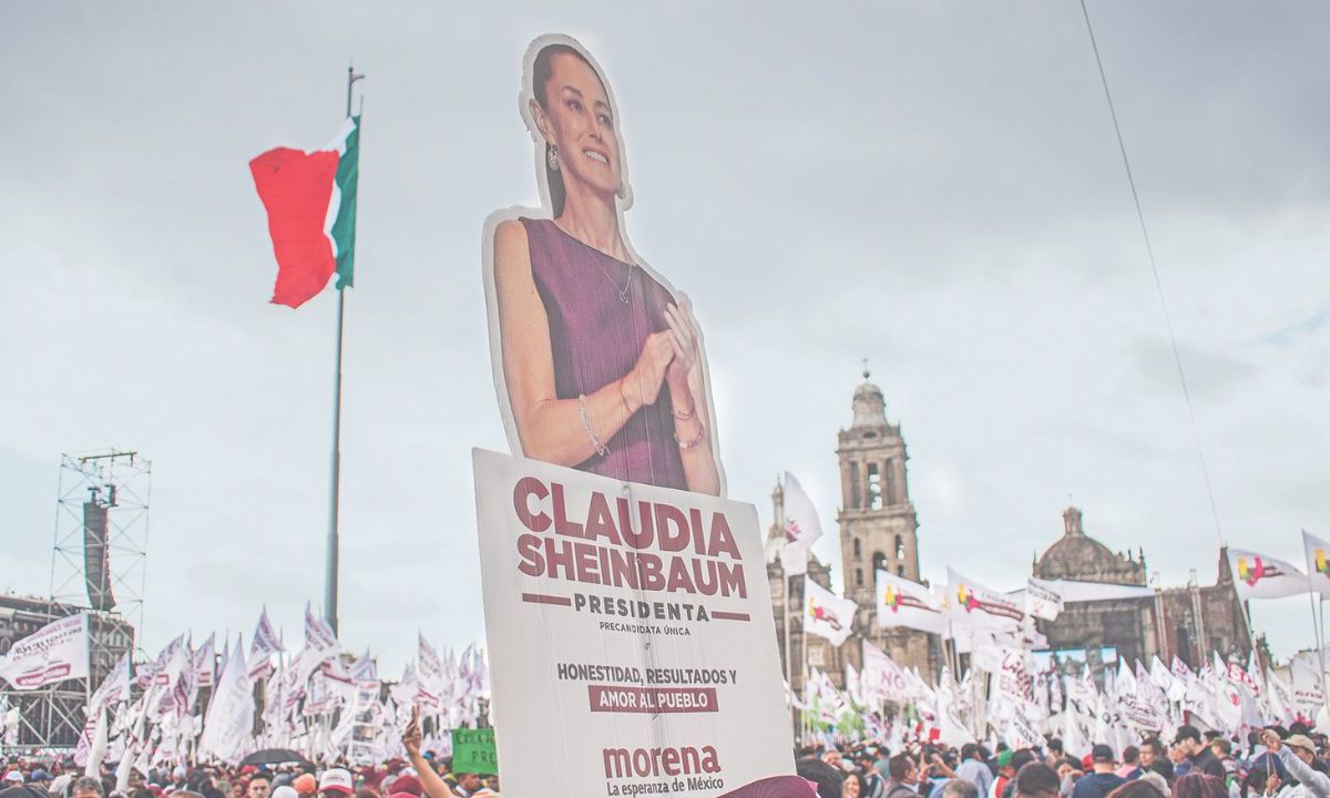 Futuro. Entre los asistentes al Zócalo, destacaron niñas acompañadas por su padres, quienes presenciaron a la primera Presidenta de México.