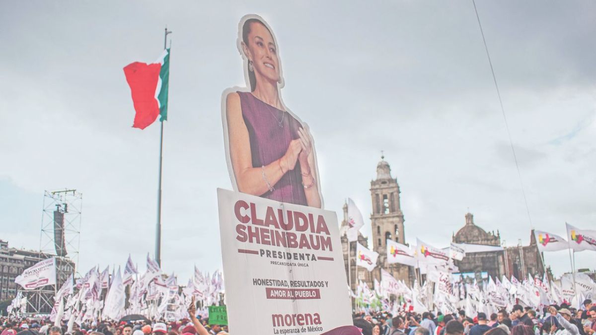 Futuro. Entre los asistentes al Zócalo, destacaron niñas acompañadas por su padres, quienes presenciaron a la primera Presidenta de México.