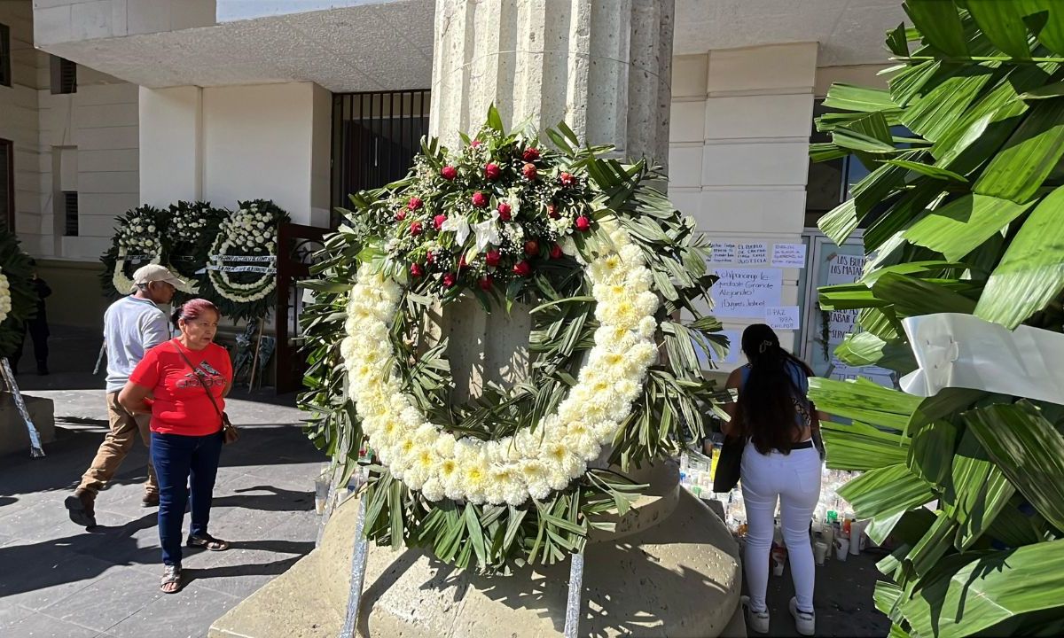 CHILPANCINGO. Flores, veladores y policías permanecen en las puertas del ayuntamiento, que decretó 3 días de luto por el crimen del edil.