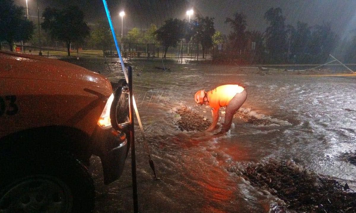 DAÑOS. La corriente de agua provocada por las lluvias arrastró decenas de vehículos en el municipio de Guadalupe