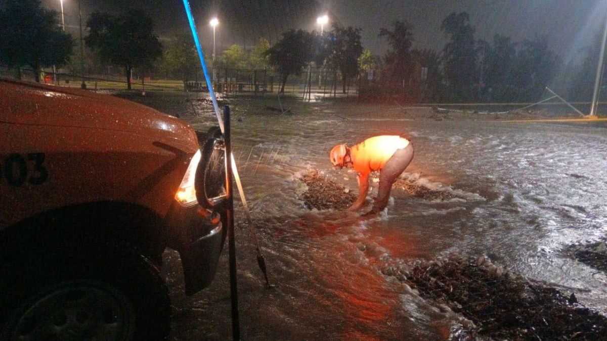 DAÑOS. La corriente de agua provocada por las lluvias arrastró decenas de vehículos en el municipio de Guadalupe