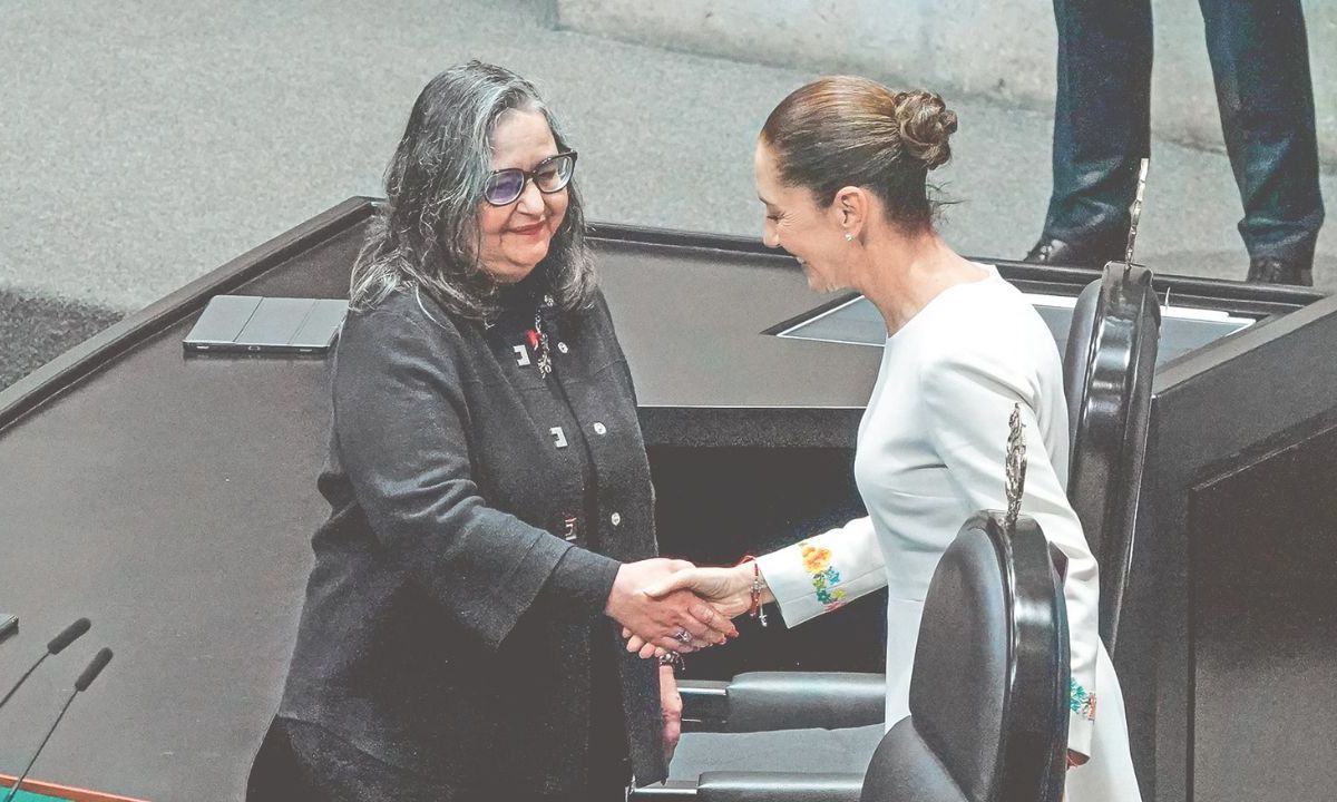 Diferencias. La Presidenta de México saludó con cortesía a la ministra presidenta de la Corte, Norma Piña, momentos después de que esta fuera ignorada por el expresidente López Obrador.