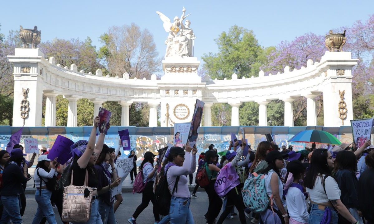 Ola violeta. Cada año, miles de mujeres salen a marchar el 8 de marzo para exigir un alto a la violencia de género, así como denunciar a sus agresores.