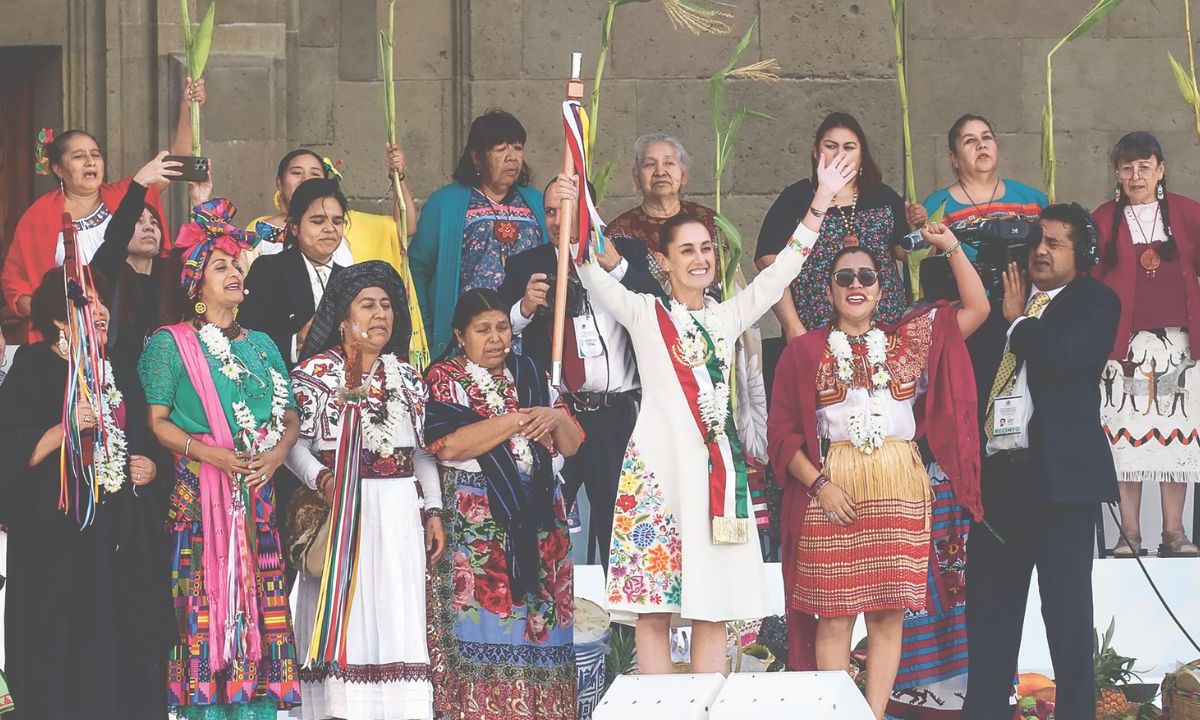 Ceremonia. Al iniciar el llamado “Segundo Piso de la Cuarta Transformación”, la Presidenta de México recibió el bastón de mando por parte de las comunidades indígenas y afromexicanas.