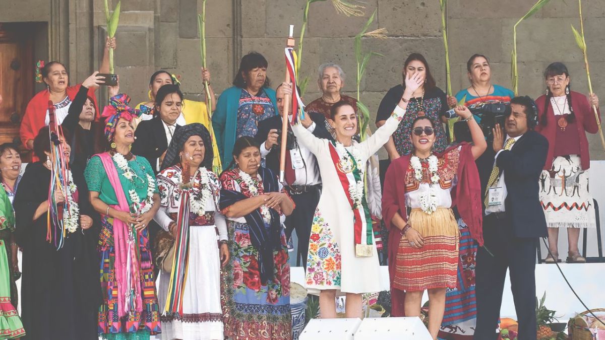 Ceremonia. Al iniciar el llamado “Segundo Piso de la Cuarta Transformación”, la Presidenta de México recibió el bastón de mando por parte de las comunidades indígenas y afromexicanas.