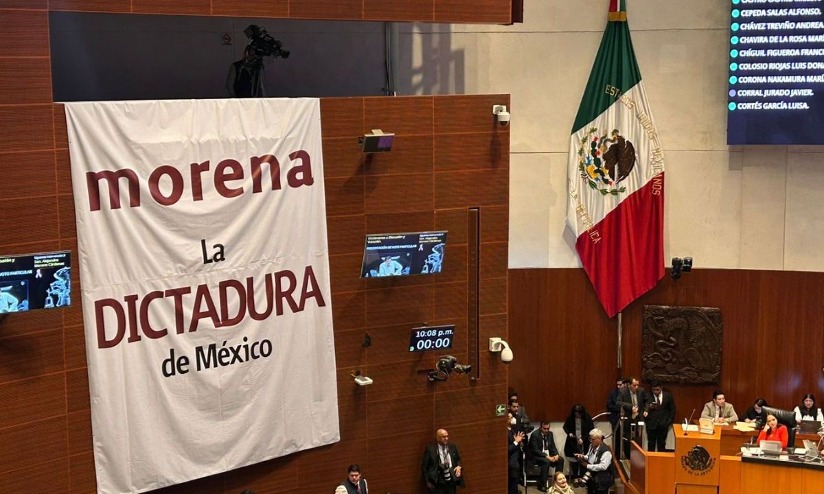 Desacuerdo. Al inicio de la sesión nocturna, los senadores de la oposición desplegaron una manta en la que se leía la leyenda: “Morena la dictadura de México”.