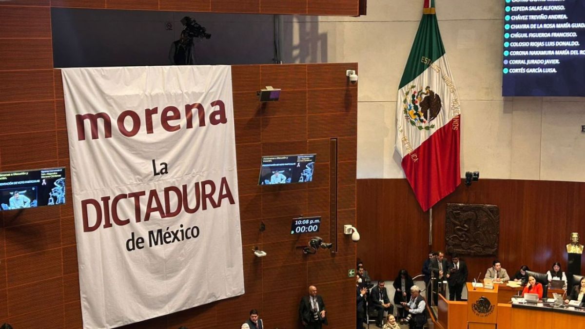 Desacuerdo. Al inicio de la sesión nocturna, los senadores de la oposición desplegaron una manta en la que se leía la leyenda: “Morena la dictadura de México”.