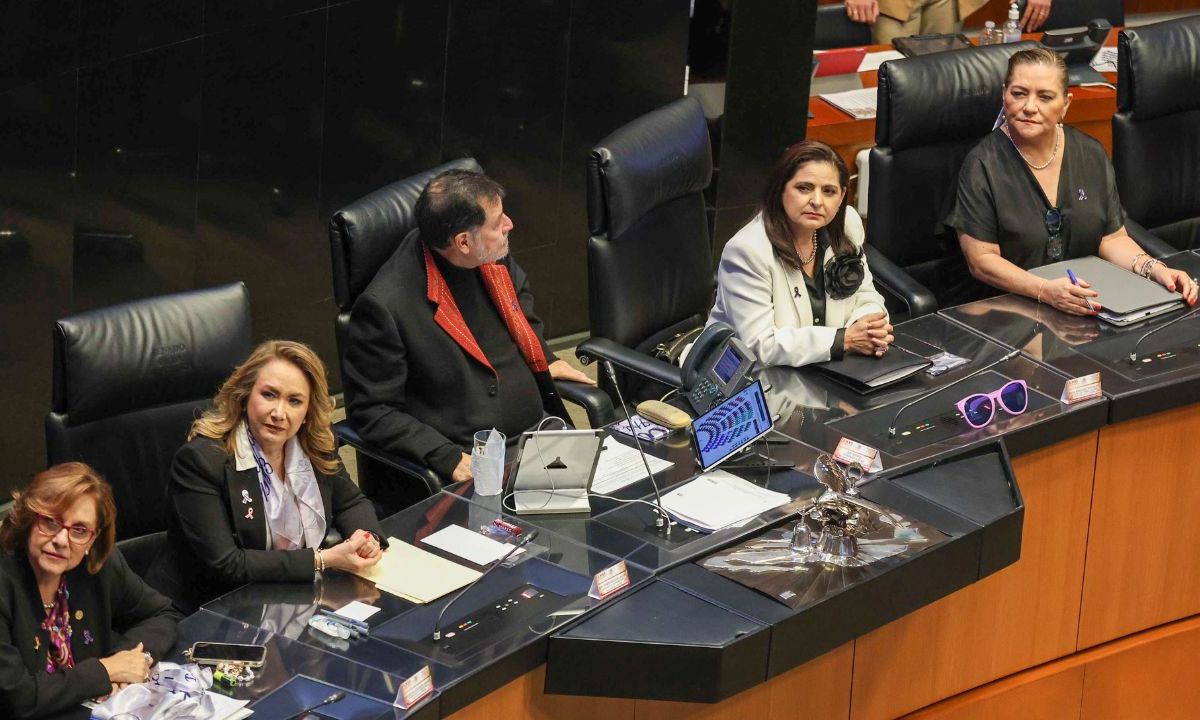 Homenaje. La ministra Yasmin Esquivel Mossa asistió a la develación en el Muro de Honor del Senado de la inscripción: “A las sufragistas que nunca se rindieron ni abandonaron la lucha por la libertad”.