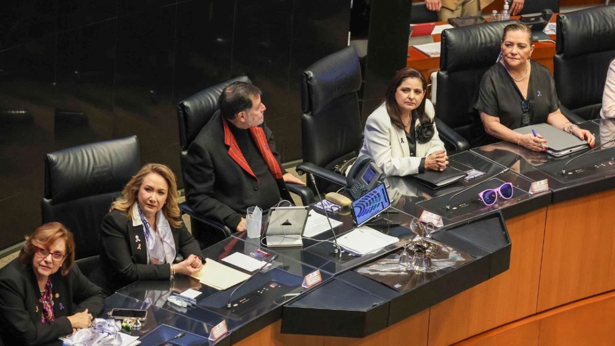 Homenaje. La ministra Yasmin Esquivel Mossa asistió a la develación en el Muro de Honor del Senado de la inscripción: “A las sufragistas que nunca se rindieron ni abandonaron la lucha por la libertad”.