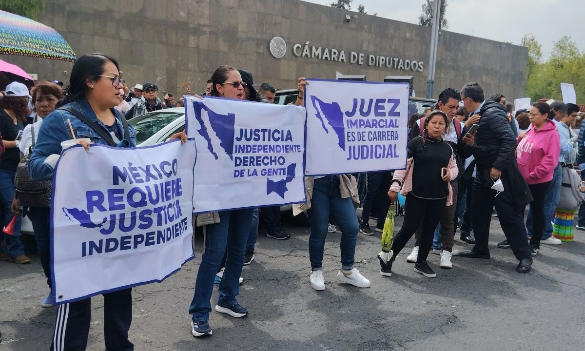 Recriminación. Los manifestantes a las afueras de la Cámara de Diputados exigieron a los legisladores que respeten lo que marca la Constitución.