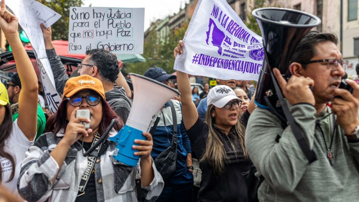 Lucha. Trabajadores del Poder Judicial no cesan las movilizaciones en contra de la aprobada reforma, este martes protestaron a las afueras de Palacio Nacional, a la altura de la puerta 8.