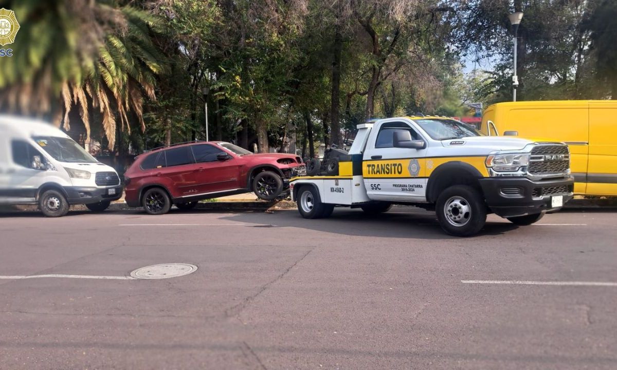 Limpieza. La Policía capitalina liberó la vialidad de 17 automóviles abandonados y en mal estado localizados en calles de 4 alcaldías