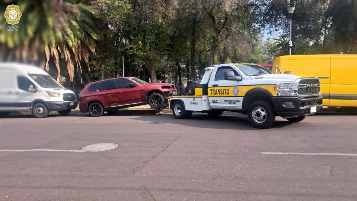 Limpieza. La Policía capitalina liberó la vialidad de 17 automóviles abandonados y en mal estado localizados en calles de 4 alcaldías