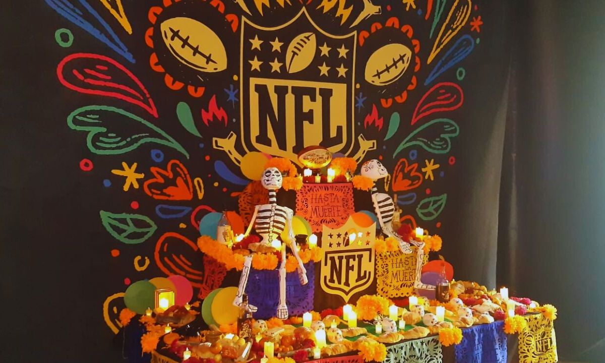 La NFL realizó en Ciudad de México el primer concurso de ofrendas y de catrinas entre miembros fanáticos de algunas de las 32 franquicias de la liga.