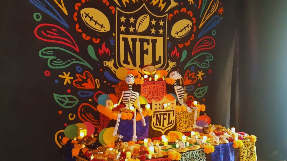 La NFL realizó en Ciudad de México el primer concurso de ofrendas y de catrinas entre miembros fanáticos de algunas de las 32 franquicias de la liga.