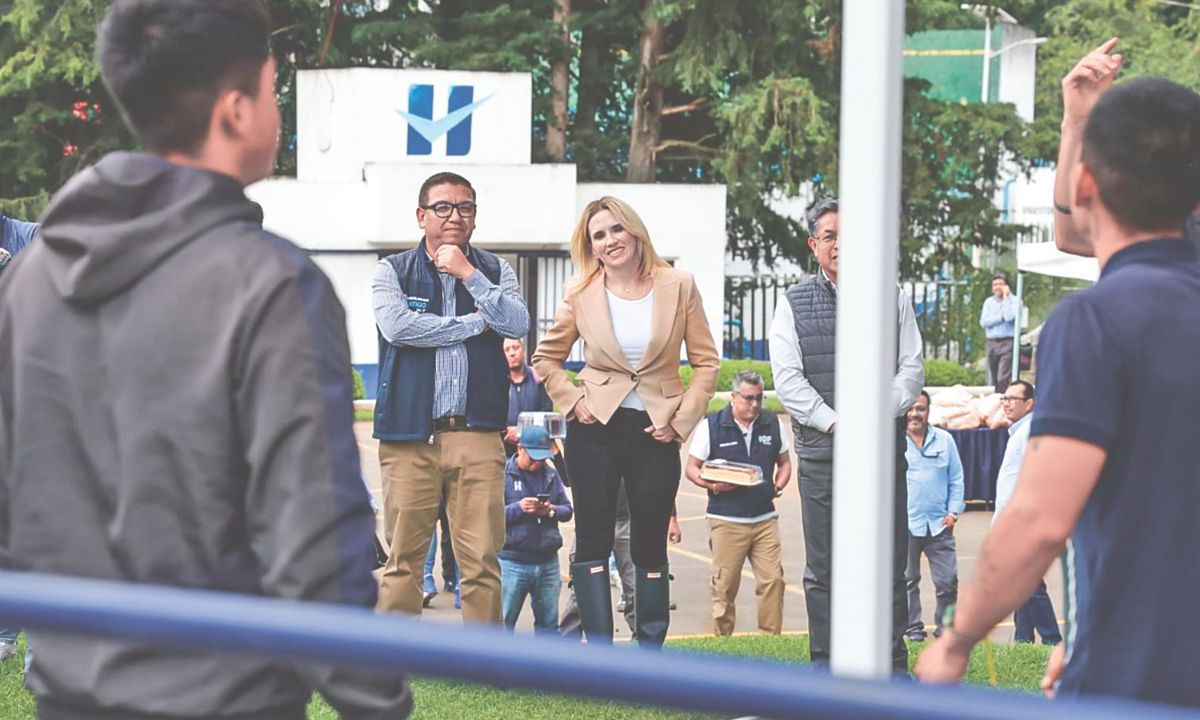 TESTIGO. La alcaldesa Romina Contreras atestiguó un concurso entre los jóvenes de San Juan Bautista, para el arranque del gimnasio al aire libre.