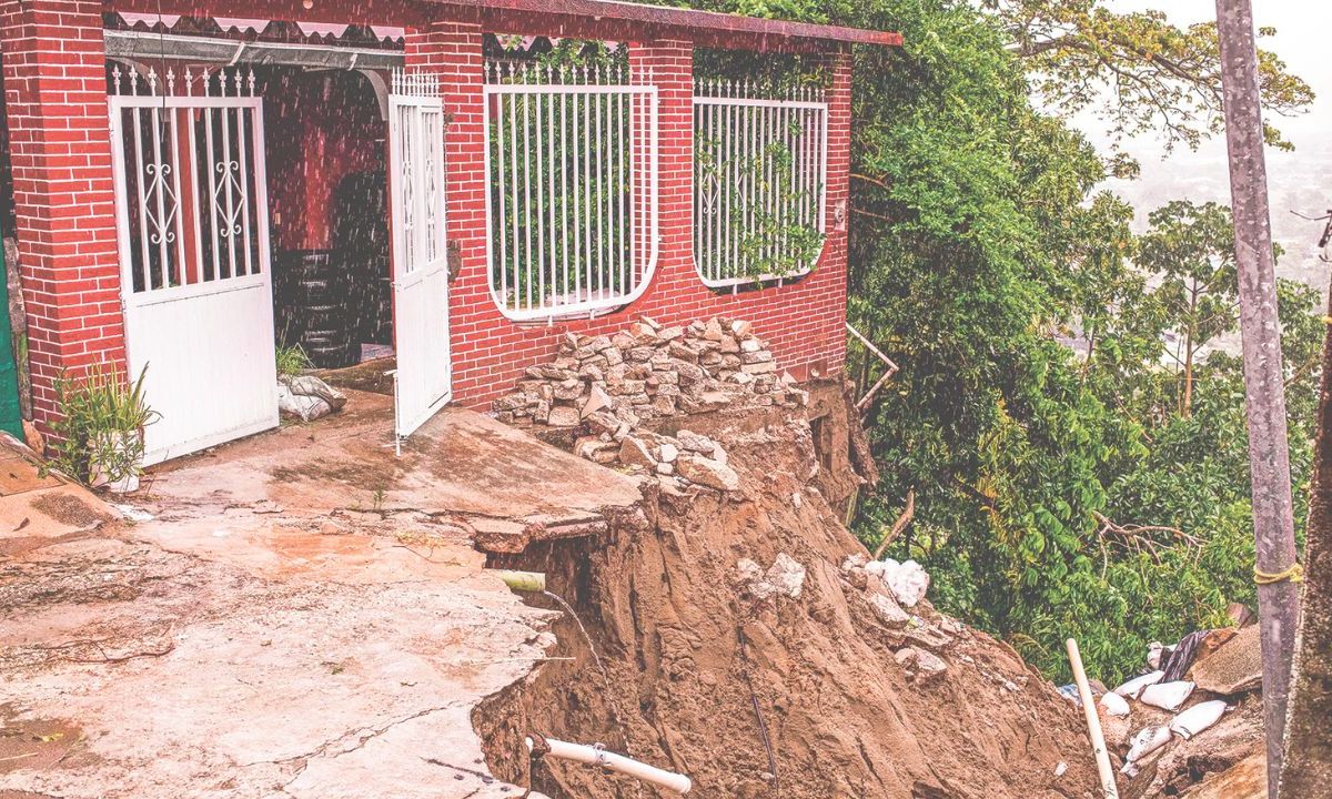 AFECTACIONES. La depresión Once-E comenzó a causar daños en comunidades de Coatzacoalcos; hoy podría convertirse en la tormenta tropical Kristy y afectar al sureste, principalmente.