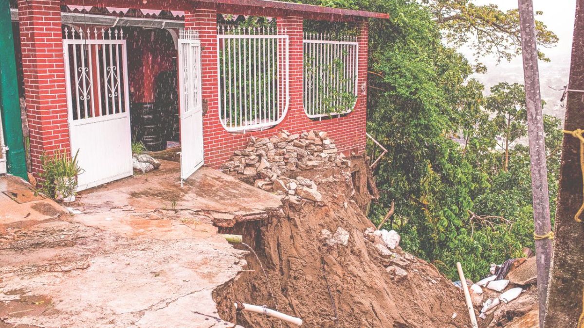 AFECTACIONES. La depresión Once-E comenzó a causar daños en comunidades de Coatzacoalcos; hoy podría convertirse en la tormenta tropical Kristy y afectar al sureste, principalmente.