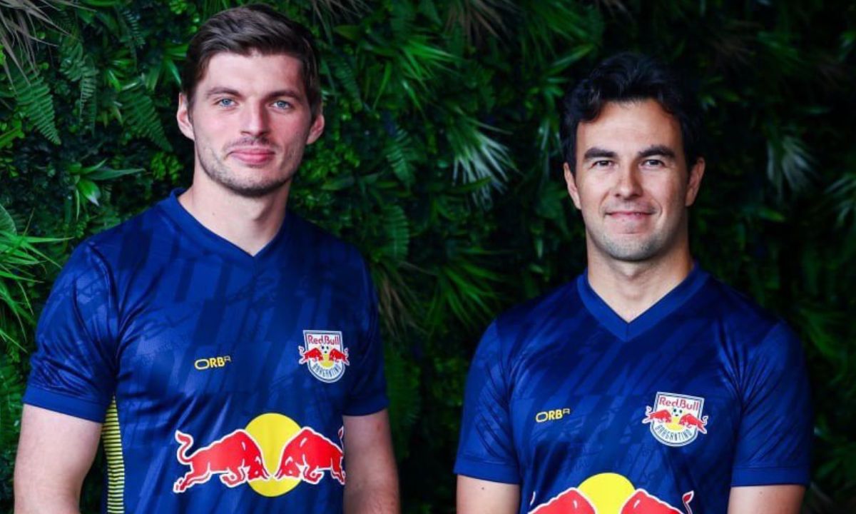 El neerlandés Max Verstappen se dieron el tiempo para modelar la nueva playera del equipo de futbol de primera división el Red Bull Bragantino de Brasil