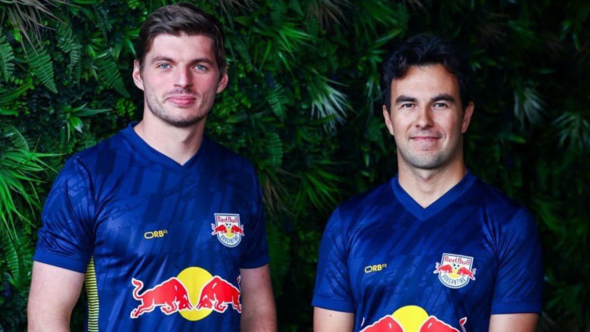 El neerlandés Max Verstappen se dieron el tiempo para modelar la nueva playera del equipo de futbol de primera división el Red Bull Bragantino de Brasil