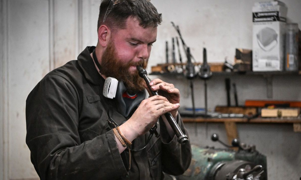 Fabricantes artesanales de gaitas perpetúan una tradición que desaparece en Escocia