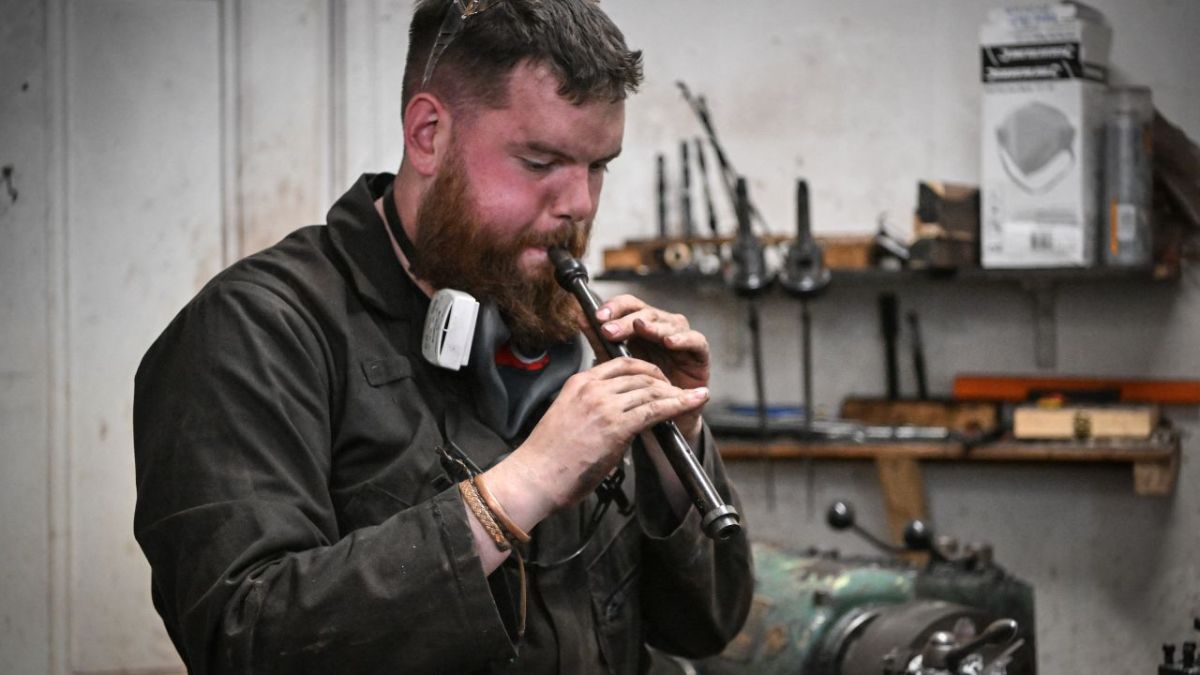 Fabricantes artesanales de gaitas perpetúan una tradición que desaparece en Escocia