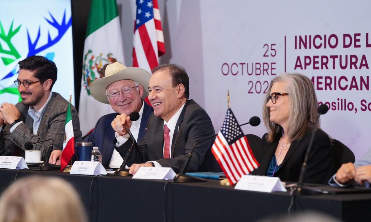 PLENARIA. Los gobernadores de Sonora y Arizona participaron en una reunión binacional, a la que asistió el embajador de EU en México, Ken Salazar, entre otros.