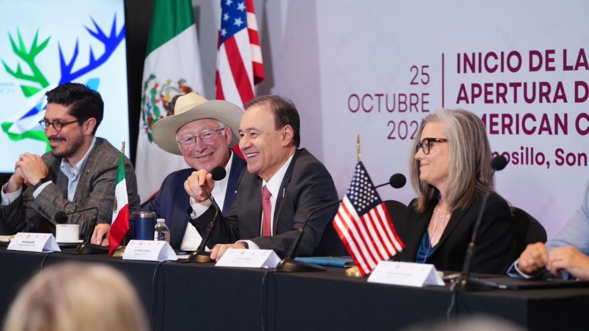 PLENARIA. Los gobernadores de Sonora y Arizona participaron en una reunión binacional, a la que asistió el embajador de EU en México, Ken Salazar, entre otros.