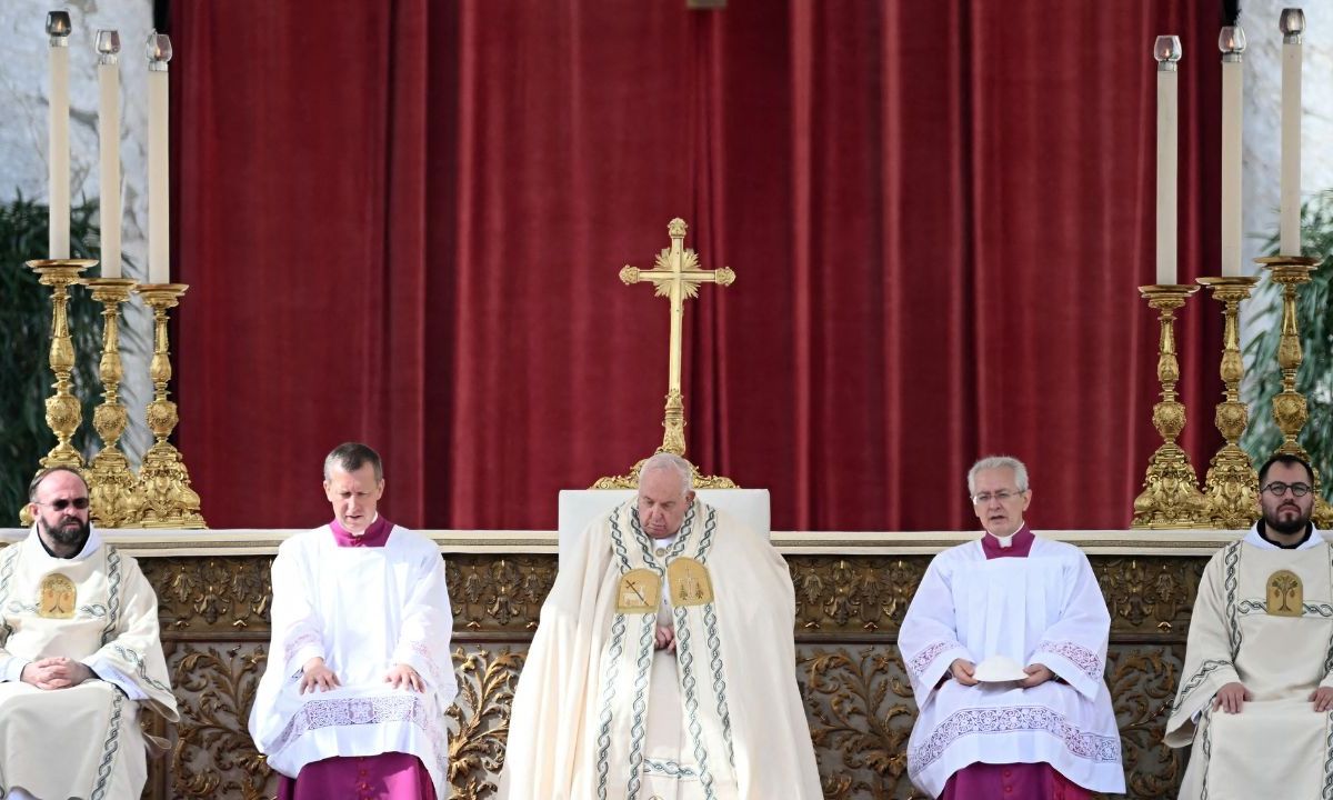 SANTOS. El jesuita argentino presidió la ceremonia en la Plaza de San Pedro