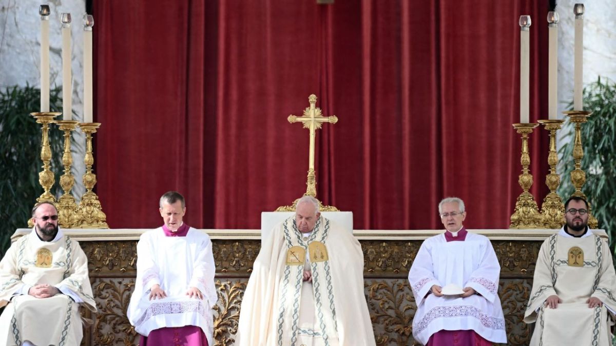 SANTOS. El jesuita argentino presidió la ceremonia en la Plaza de San Pedro