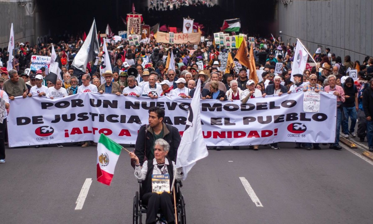 Caos. En el Zócalo, aproximadamente 150 personas del bloque negro se enfrentaron con palos, piedras y petardos contra los policías, quienes recurrieron a los extintores para replegarlos; pese a la riña, la SSC declaró saldo blanco.