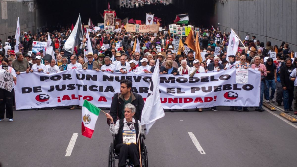 Caos. En el Zócalo, aproximadamente 150 personas del bloque negro se enfrentaron con palos, piedras y petardos contra los policías, quienes recurrieron a los extintores para replegarlos; pese a la riña, la SSC declaró saldo blanco.