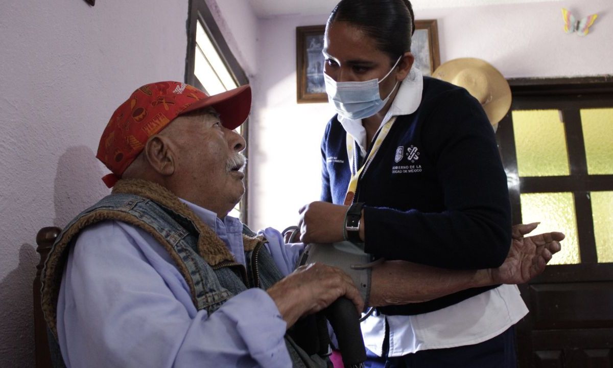 Servicio. Personal médico acude a los hogares donde las personas no pueden trasladarse a una unidad de salud.