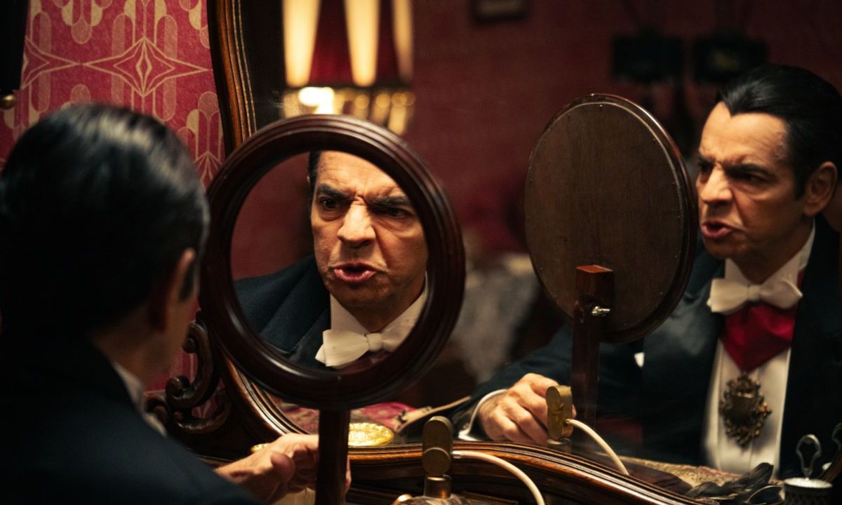 Y LLEGARON DE NOCHE marca el regreso de Eugenio Derbez a la comedia en español después de más de diez años y es su primera comedia original como parte del acuerdo de acceso preferencial o first-look entre 3Pas Studios y ViX.  