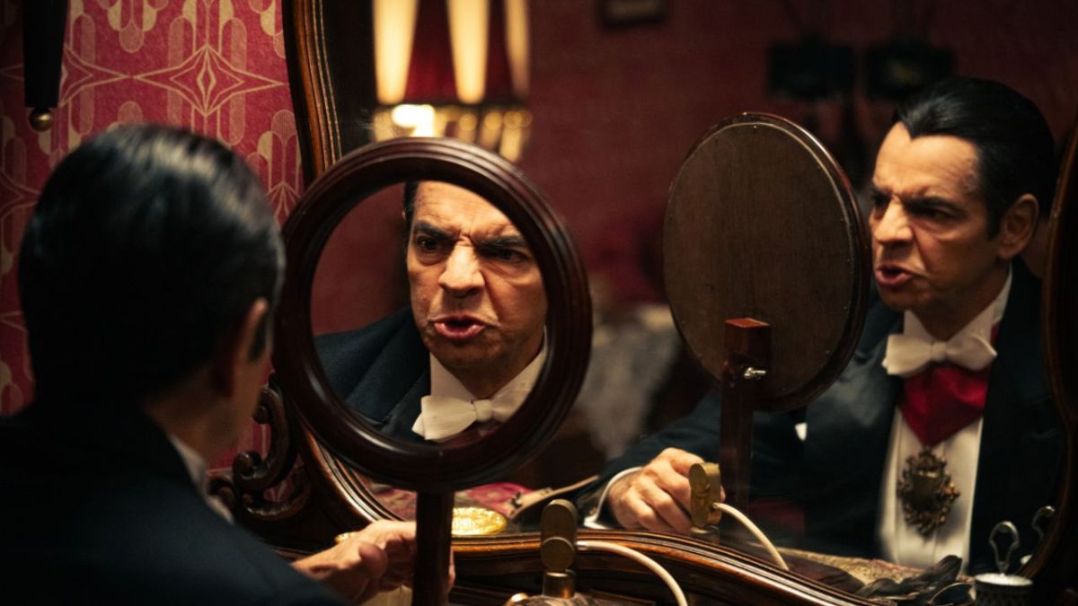 Y LLEGARON DE NOCHE marca el regreso de Eugenio Derbez a la comedia en español después de más de diez años y es su primera comedia original como parte del acuerdo de acceso preferencial o first-look entre 3Pas Studios y ViX.  