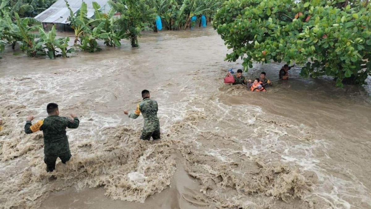 EMERGENCIA. Decenas de personas de Tabasco y  Oaxaca fueron auxiliadas ante las sevreas inundaciones registradas por la tormenta tropical y el frente frío 4.