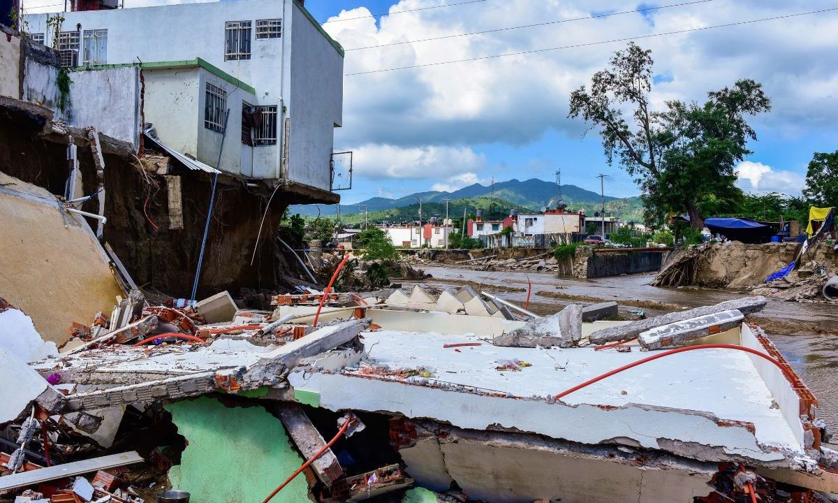 DESASTRE. Alrededor de 15 casas de la Unidad Habitacional Casas Palenke colapsaron al desbordarse un río en Acapulco. 